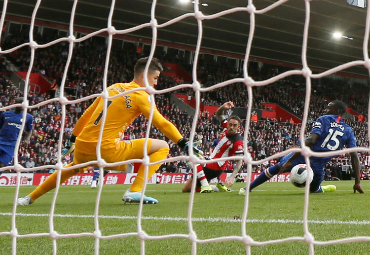 Premier League: Southampton chỉ biết cố gắng tận dụng những cú dứt điểm từ xa hoặc cố định nhưng đều không hiệu quả.