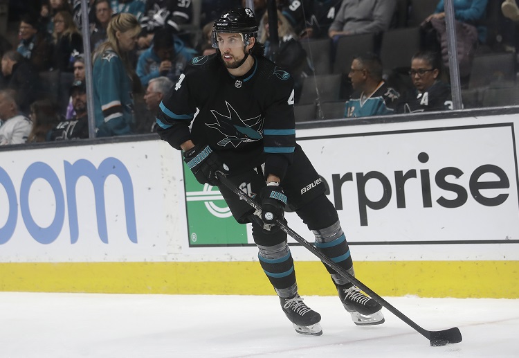 상대편 공격수 쫓아가는 브렌든 딜런