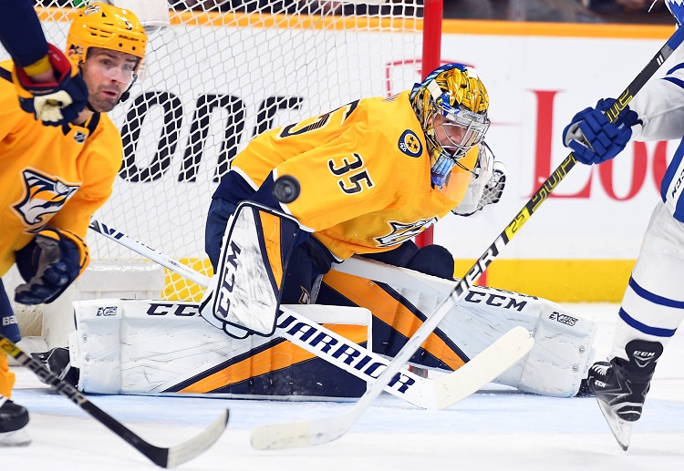 내쉬빌의 골텐더 페카 린네(Pekka Rinne)가 1월 30일 뉴저지 데블스와의 원정전에서 상대편 니키타 구세프(Nikita Gusev)의 슛을 막기 위해 발을 쭉 뻗고 있다.
