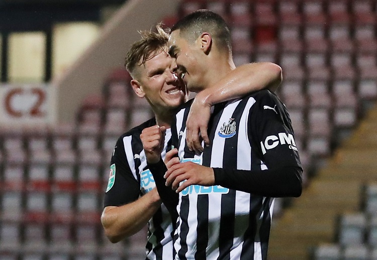 ပရီးမီးယားလိဂ်ပွဲစဉ်မှာတော့ ဝက်ဟမ်းရဲ့ အိမ်ကွင်း လန်ဒန်စတေဒီယန်မှာ ဝီလ်ဆင်၊ ဟင်းဒရစ်တို့ရဲ့ သွင်းဂိုးတွေနဲ့ ၀-၂ဆိုတဲ့ အနိုင်ရလဒ်ရရှိခဲ့ပြီး