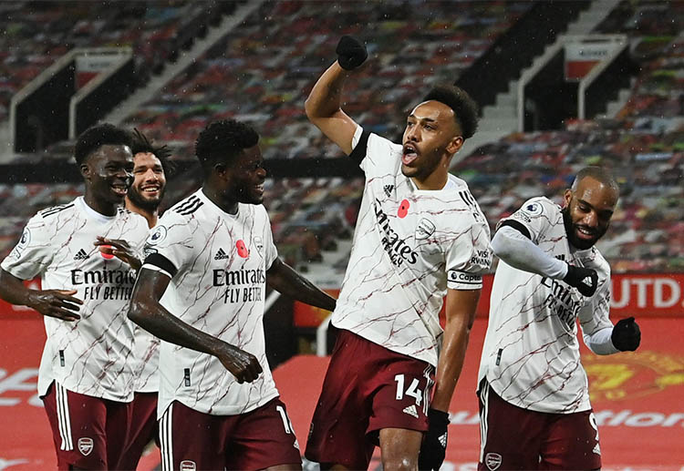 아스널은 프리미어리그 순위에서 리즈 유나이티드에 단 2승점 뒤져 있다.