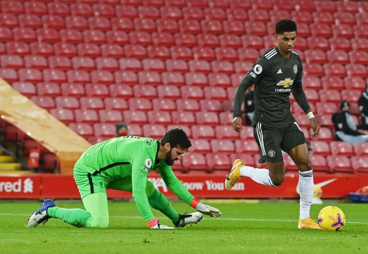 Alisson Becker lakukan penyelamatan penting kontra MU di Liga Inggris