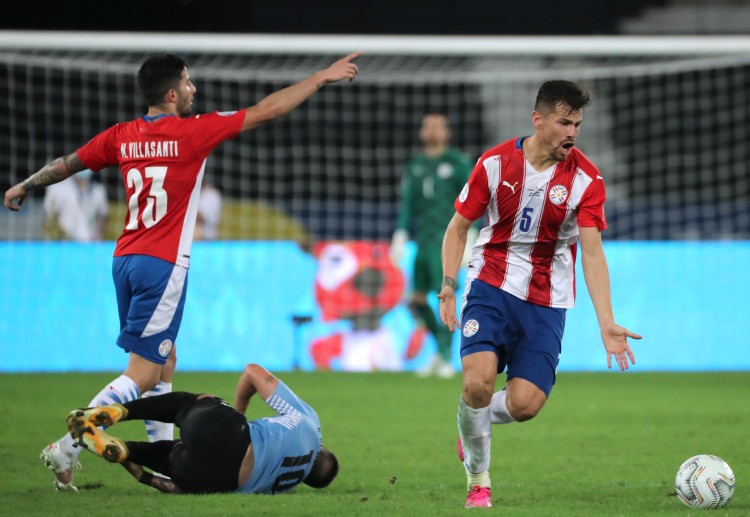 巴拉圭的球员罗梅罗正在思考策略