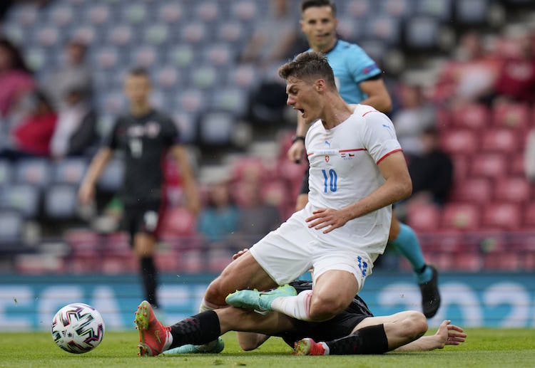 တစ်ဦးချင်းထက် အသင်းလိုက် ကစားပုံကောင်းပြီး ဖြည်းဖြည်းနဲ့ မှန်မှန် ကစားနိုင်တဲ့ အသင်းက ချန်ပီယံ ဖြစ်တတ်တဲ့ အစဉ်အလာ ရှိခဲ့လို့ ယူရို ၂၀၂၀ မှာ ချက်ကို လျှော့တွက်ရင် မှားသွားပါလိမ့်မယ်။