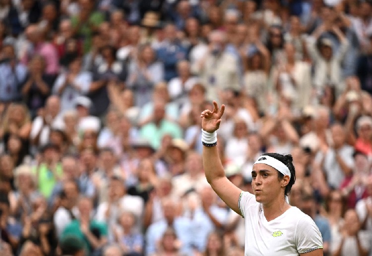 贾巴尔的球员仅仅盯着对手