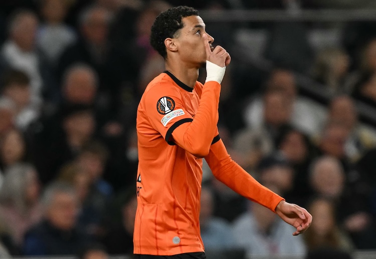 欧洲联赛 第6分钟，法兰克福从后场断球发起快速反击，埃基蒂克内切后一脚远射直入网窝，帮助球队1比0领先