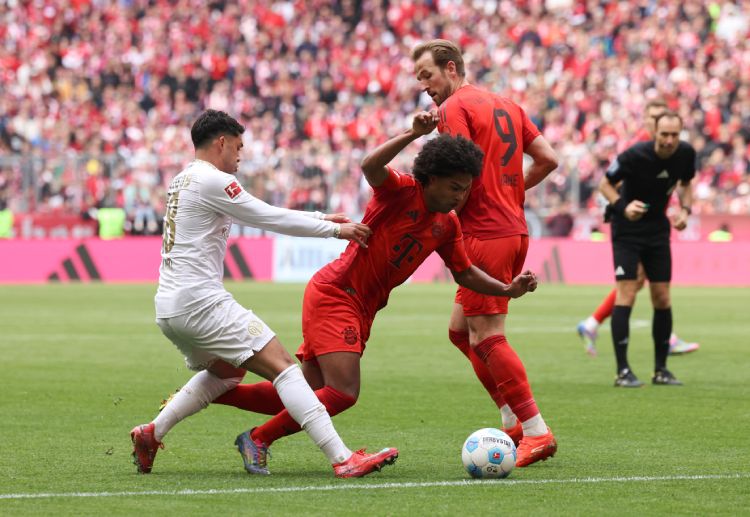 德甲联赛 比赛临近结束时，凯恩领到了一张黄牌，由于累计黄牌数已满，他将无法参加下轮可能决定冠军归属的关键比赛。