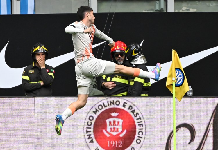 意甲联赛 和队友庆祝