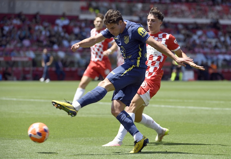 西甲联赛 阿尔瓦雷斯远射制造威胁，门将出现失误，朗格莱补射再下一城