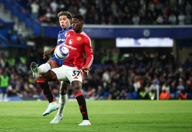 အသက် ၂၀ အရွယ် ကစားသမား ကတော့ ယူနိုက်တက် အကယ်ဒမီထွက် ကစားသမား ဖြစ်တာကြောင့် ပရီးမီးယားလိဂ်ရဲ့ အမြတ်အစွန်းနှင့် ရေရှည်တည်တံ့မှု စည်းမျဉ်း (PSR)နဲ့ ကိုက်ညီနိုင်မှာလည်း ဖြစ်ပါတယ်။