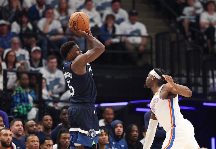 NBA: Edwards bị kèm cặp rất kĩ