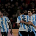 世界杯预选赛 开场仅15分钟，阿尔瓦雷斯冷静施射，一记精巧挑射为阿根廷锁定胜局