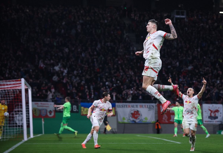 ဒါပေမယ့် ဆလိုဗေးနီးယား တိုက်စစ်မှူး ကတော့ အဆိုပါ ကမ်းလှမ်းတွေကို ပယ်ချခဲ့ကာ ပရီးမီးယားလိဂ် ကလပ် အာဆင်နယ်ဆီ ပြောင်းရွှေ့ဖို့သာ စိတ်အားထက်သန်နေခဲ့တာ ဖြစ်ပါတယ်။