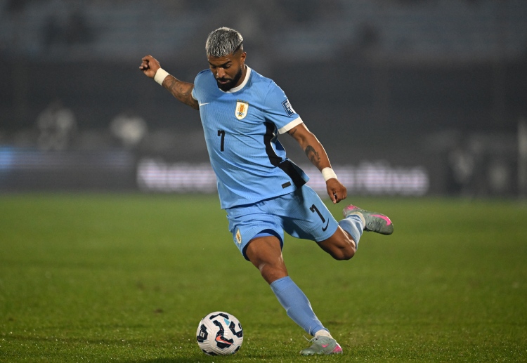 世界杯预选赛 阿吉雷在禁区内高高跃起，一记精准头球洞穿球门，为主队打破僵局