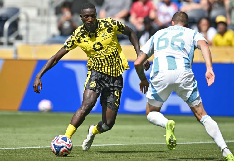 世俱杯 吉拉西在第24分钟的近距离射门，却被对方门将毫不费力地化解。