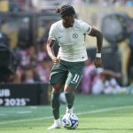 ပြီးခဲ့တဲ့ရာသီက ပရီးမီးယားလိဂ်မှာ တစ်ဖက် ဧရိယာထဲ အထိ ဘောလုံးနဲ့ အတူ ဆွဲဝင်နိုင်မှု အများဆုံး လုပ်ဆောင်နိုင်ခဲ့သူ ကတော့ မာဒူခေး ဖြစ်ပြီး ဒိုကု ပြီးရင် အများဆုံး ဖြစ်ပါတယ်။