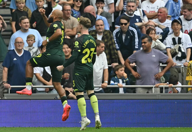 ကင်မရွန်း လက်ရွေးစင် အမ်ဘူမို အနေနဲ့ ဒီနွေရာသီမှာ ပရီးမီးယားလိဂ် ထိပ်သီး ယူနိုက်တက်ကို ပြောင်းရွှေ့ဖို့ နည်းပြ အမော်ရင်ရဲ့ စည်းရုံး ပြောဆိုမှုတွေက အရေးပါခဲ့ကြောင်း ဝန်ခံထားသူ ဖြစ်ပါတယ်။