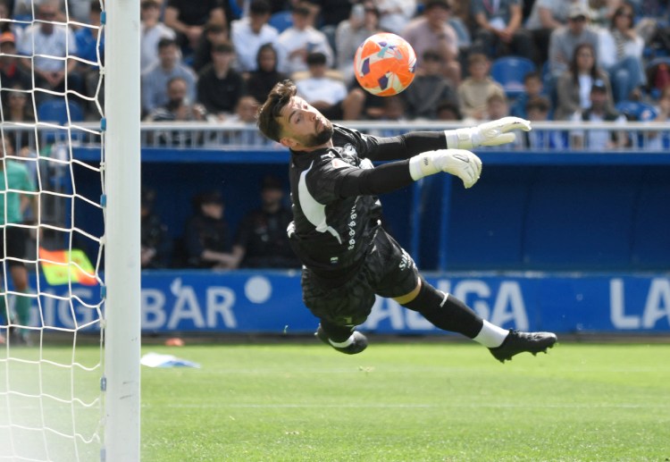 西甲联赛 阿拉维斯门将安东尼奥·西维拉奋力出击，完成解围动作。