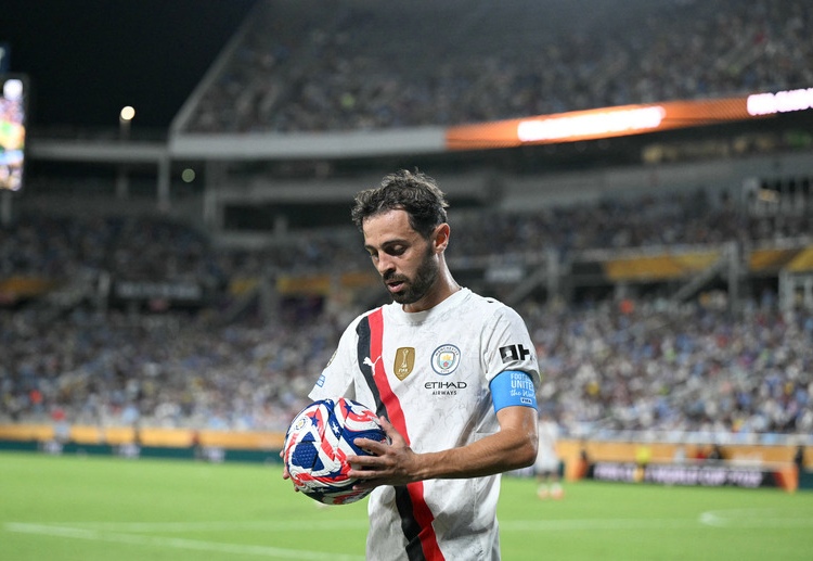 英超联赛 第83分钟,B席的头球稍高,错失了进球机会。