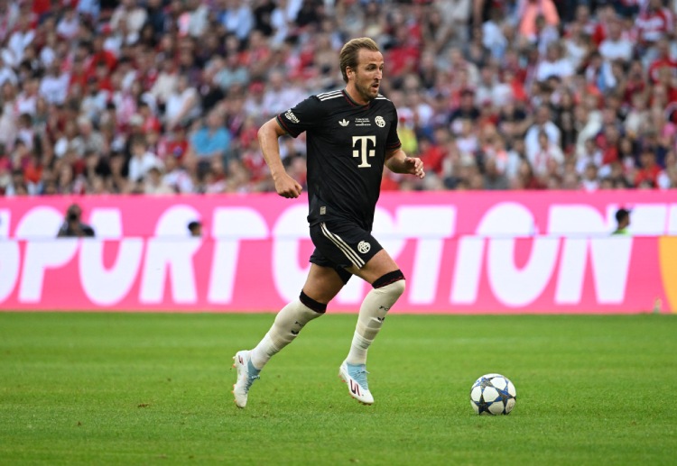 友谊赛 凯恩在对阵热刺时进球，却选择默默回归比赛，未庆祝进球。