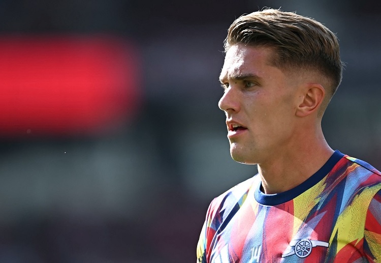 ပရီးမီးယားလိဂ်မှာ အမှတ်ပေးဇယား အဆင့် ၁ နေရာမှာ ရပ်တည်နေပြီးတော့ အဓိက ပြိုင်ဘက် မန်စီးတီးကို ၃ မှတ် လစ်ဗာပူးလ်ကို ၄ မှတ် ဖြတ်ထားနိုင်ပါတယ်။