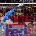 欧冠联赛 维卡里奥表现稳健，多次化解对方攻势，为热刺守住平局。