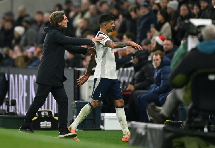 英超联赛 罗梅罗因与利物浦球员的冲撞被罚下场,热刺在剩余比赛中只剩九名球员。