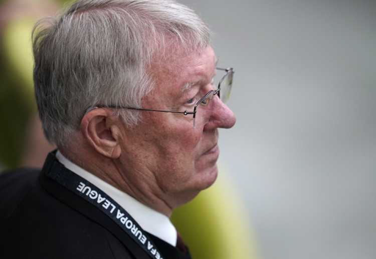 ယူနိုက်တက်ဟာ ပရီးမီးယားလိဂ် ဖလားနဲ့ ၁၂ နှစ်ကြ ဝေးကွာနေပြီး ဒီကာလ အတွင်းမှာ ခါးသီး မြို့ခံ ပြိုင်ဘက် မန်ချက်စတာစီးတီးက အမှတ်ပေးဖလား ၇ ကြိမ် အထိ ဆွတ်ခူးနိုင်ခဲ့ပါတယ်။