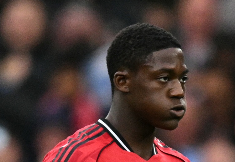 မိန်းနူး ကိုတော့ နာပိုလီ အပြင် လာလီဂါ ကလပ်နဲ့ ပရီးမီးယားလိဂ် ထိပ်သီး ကလပ်တွေ အပါအဝင် ကလပ် အသင်း တစ်ဒါဇင်လောက်က စိတ်ဝင်စားနေကြပါတယ်။