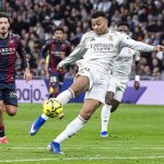 西甲联赛 姆巴佩亲自主罚点球成功，帮助皇马首开纪录。