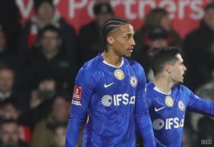 足总杯 若昂·佩德罗在多人包夹中带球闯入禁区，小角度低射得手，锁定切尔西4比2胜局。