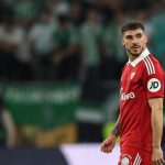 西甲联赛 塞维利亚通过一次精妙的任意球配合扳平比分，罗梅罗接到索乌的头球回敲，凌空射门破网。