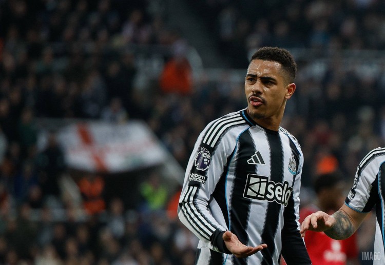 英超联赛 纽卡斯尔联中场拉姆齐禁区内假摔领到第二黄牌，少一人作战仍顽强坚持。