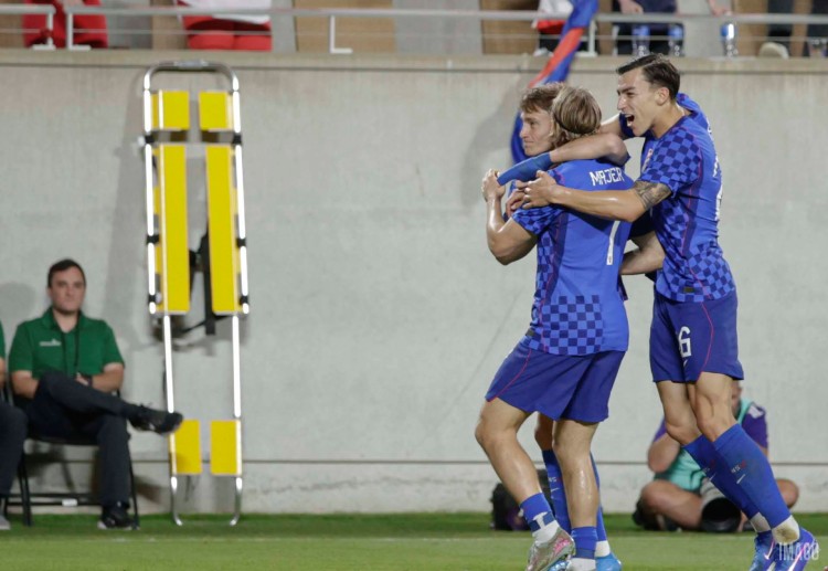 国际友谊赛 马耶尔在多人包夹下抢点低射,帮助克罗地亚扳平比分。