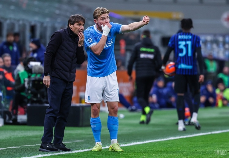 လက်ရှိမှာ နေပိုလီက စီးရီးအေ အမှတ်ပေးဇယားရဲ့ အဆင့် (၂) နေရာမှာ ရပ်တည်နေပေမယ့် ဇယား ထိပ်ကနေ အင်တာမီလန်နဲ့ ၉ မှတ် အထိ ကွာဟနေပါတယ်။